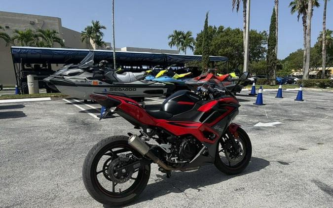2025 Kawasaki Ninja 500 ABS Passion Red/Metallic Flat Spark Bla