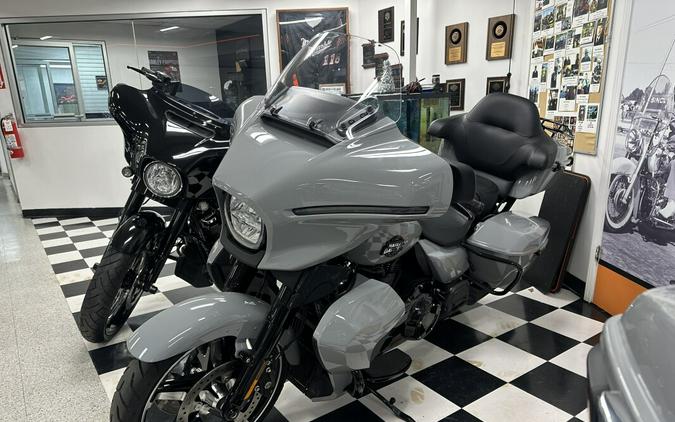 2025 Harley-Davidson® Street Glide® Ultra Billiard Gray - Black Finish