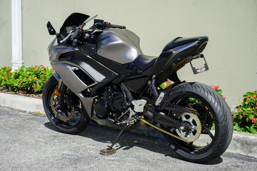 2021 Kawasaki Ninja® 650 ABS Metallic Graphite Gray/Metallic Spark Black