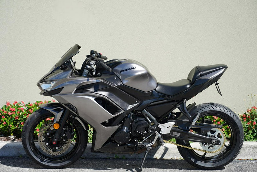 2021 Kawasaki Ninja® 650 ABS Metallic Graphite Gray/Metallic Spark Black