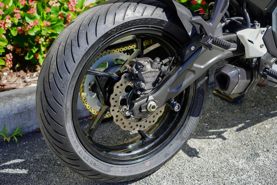 2021 Kawasaki Ninja® 650 ABS Metallic Graphite Gray/Metallic Spark Black