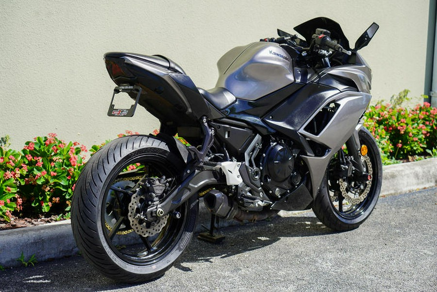 2021 Kawasaki Ninja® 650 ABS Metallic Graphite Gray/Metallic Spark Black