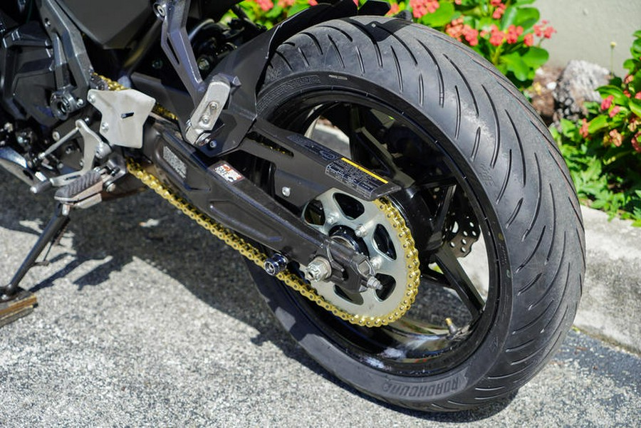 2021 Kawasaki Ninja® 650 ABS Metallic Graphite Gray/Metallic Spark Black