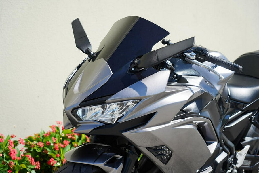 2021 Kawasaki Ninja® 650 ABS Metallic Graphite Gray/Metallic Spark Black