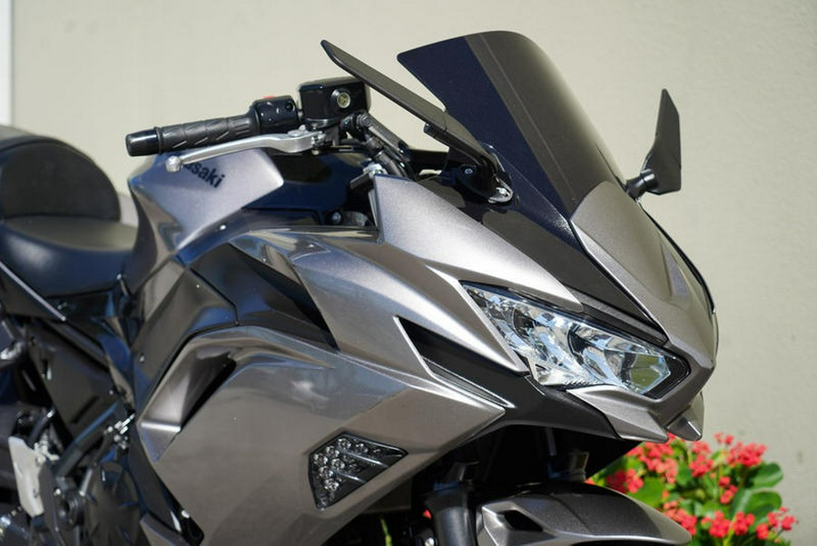 2021 Kawasaki Ninja® 650 ABS Metallic Graphite Gray/Metallic Spark Black