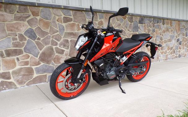 2020 KTM 200 Duke Review: Urban Motorcycle (15 Fast Facts)