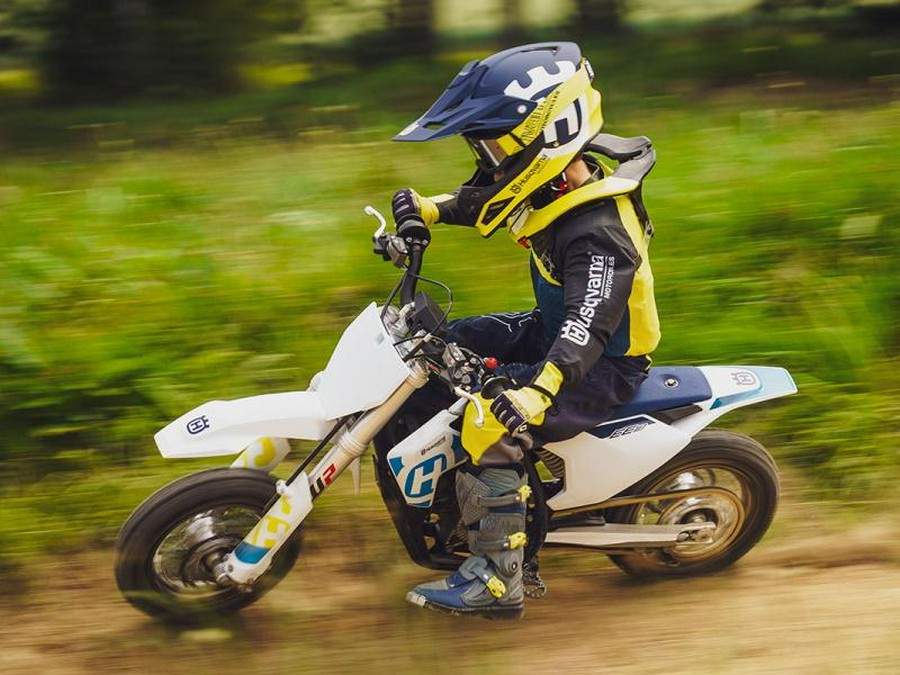 2023 Husqvarna® EE3