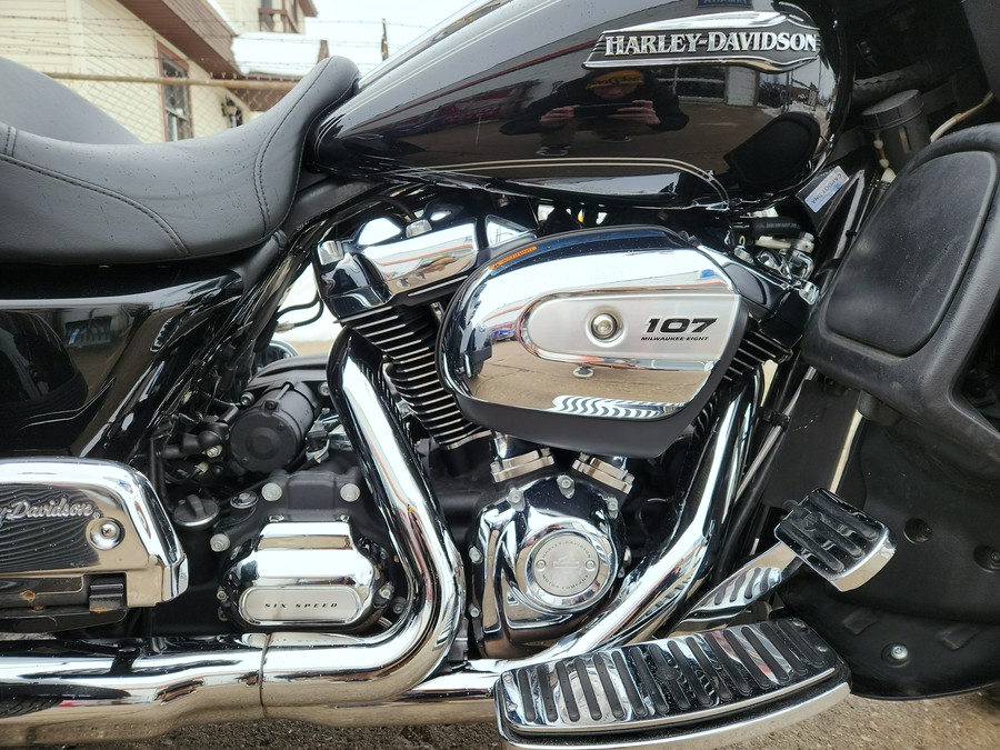 2017 Harley-Davidson® Tri Glide - FP8498