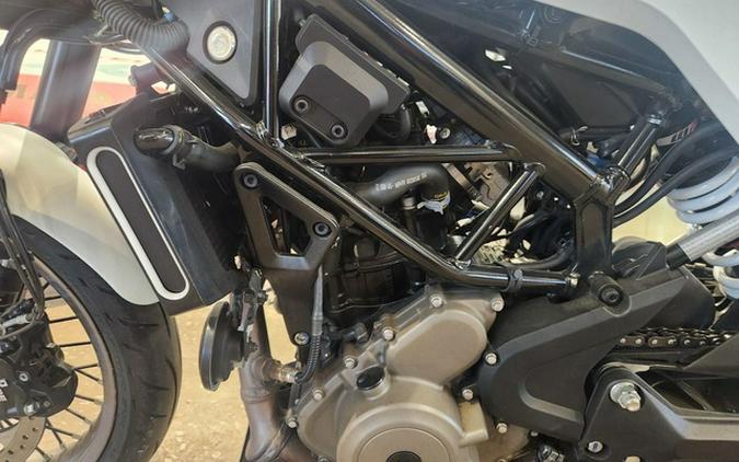 2022 Husqvarna SVARTPILEN 401