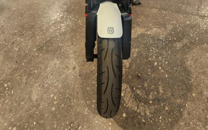 2022 Husqvarna SVARTPILEN 401