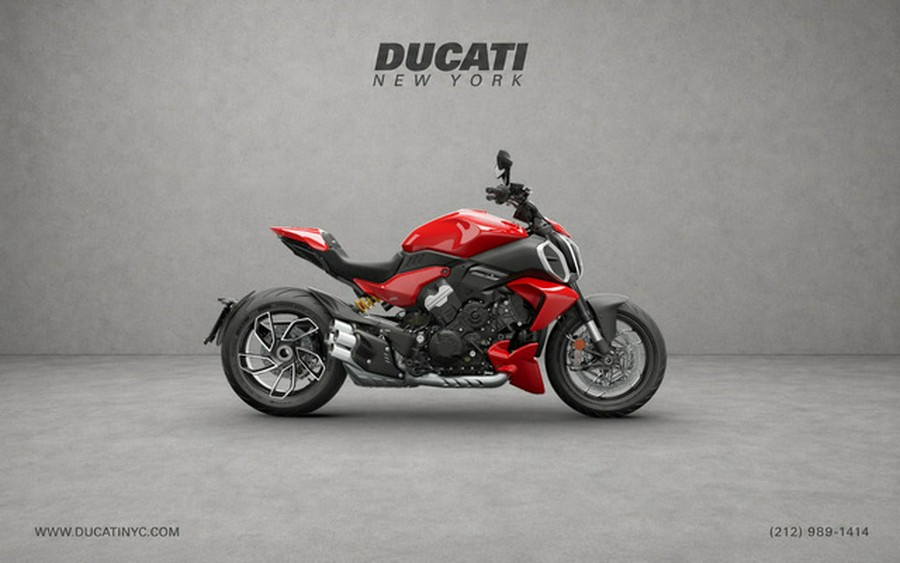 2025 Ducati Diavel V4 Ducati Red