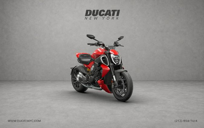 2025 Ducati Diavel V4 Ducati Red