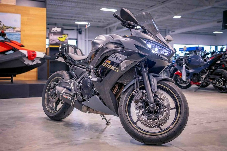 2024 Kawasaki Ninja® 650 Metallic Matte Dark Gray/Metallic Spark Black
