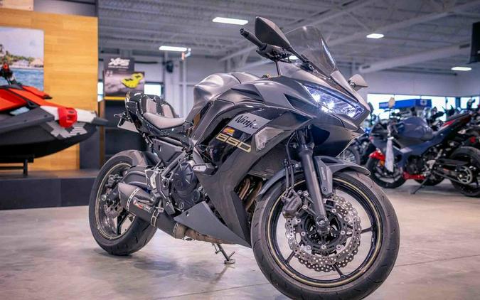 2024 Kawasaki Ninja® 650 Metallic Matte Dark Gray/Metallic Spark Black