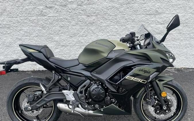 2024 Kawasaki Ninja 650 Metallic Covert Green/Metallic Spark Bl