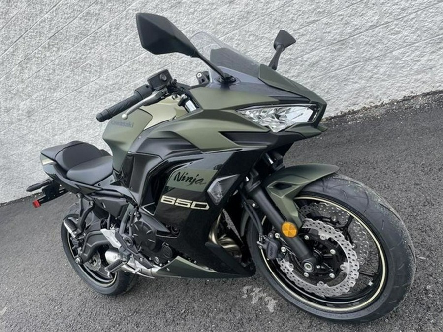 2024 Kawasaki Ninja 650 Metallic Covert Green/Metallic Spark Bl