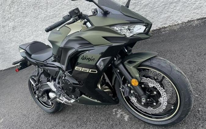 2024 Kawasaki Ninja 650 Metallic Covert Green/Metallic Spark Bl