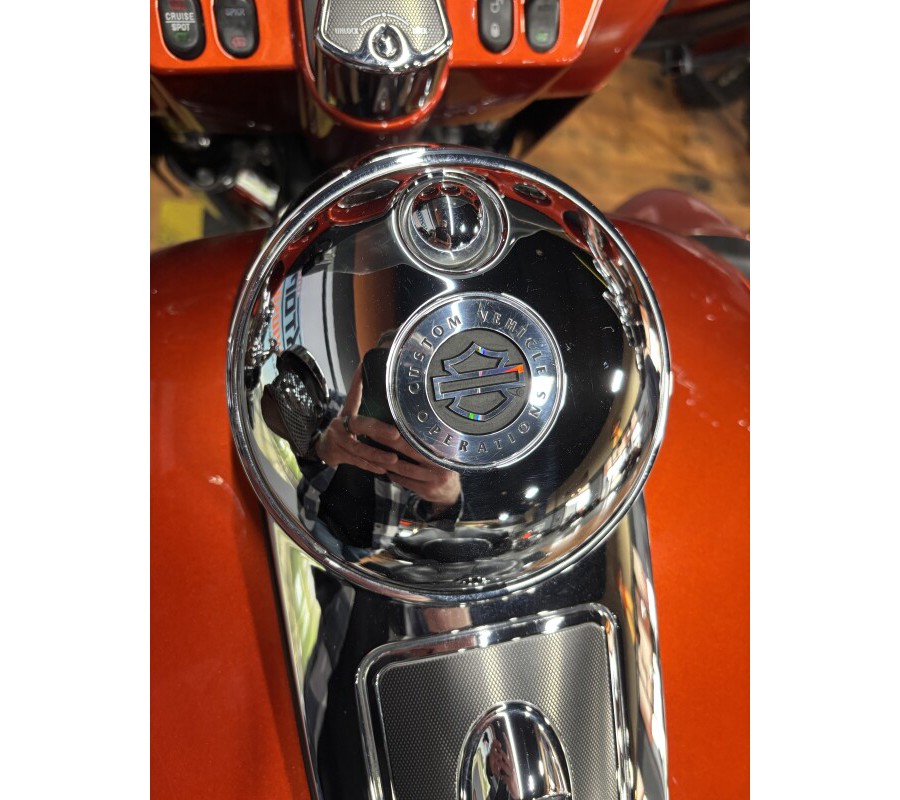 2013 Harley-Davidson® CVO™ Ultra Classic® Electra Glide® TRIB ORNG/SLATE W/ PINSTRIP