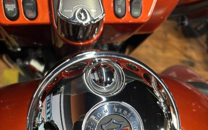 2013 Harley-Davidson® CVO™ Ultra Classic® Electra Glide® TRIB ORNG/SLATE W/ PINSTRIP