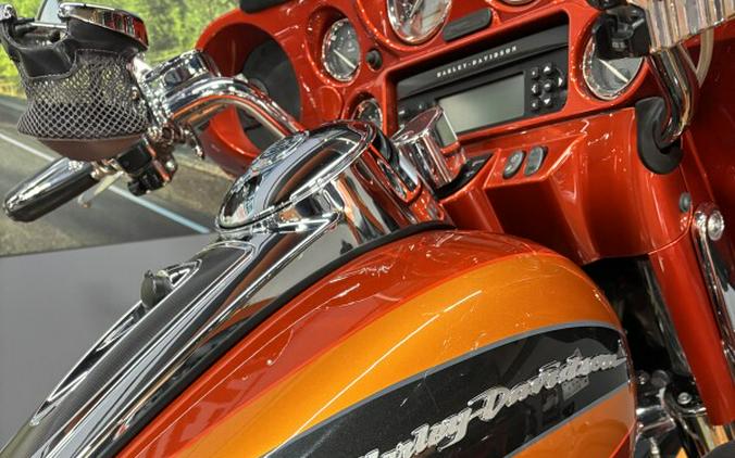 2013 Harley-Davidson® CVO™ Ultra Classic® Electra Glide® TRIB ORNG/SLATE W/ PINSTRIP