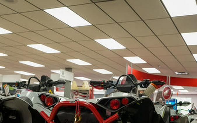 2024 Can-Am® Renegade X mr 1000 R Hyper Silver & Legion Red