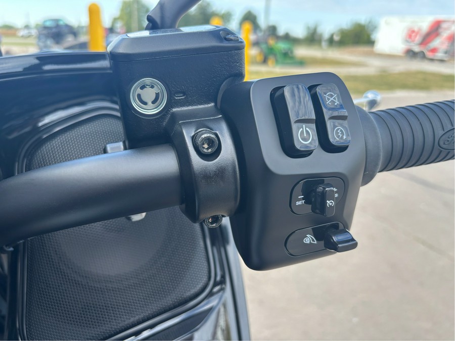 2025 Indian Motorcycle Challenger® Dark Horse® 112