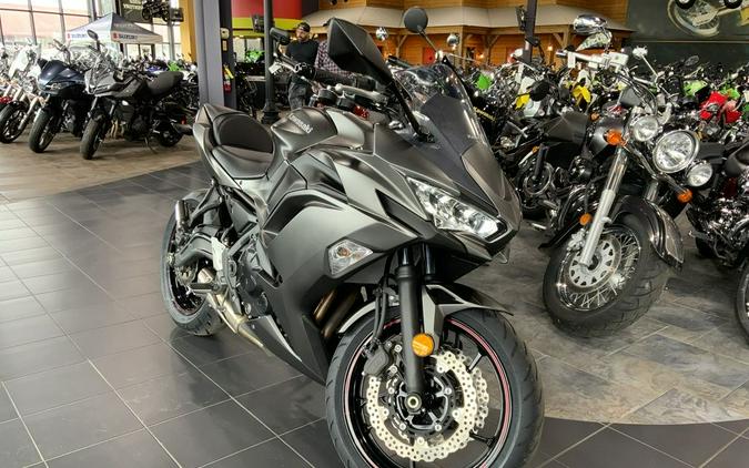 2022 Kawasaki Ninja® 650 Metallic Matte Graphenesteel Gray