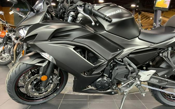 2022 Kawasaki Ninja® 650 Metallic Matte Graphenesteel Gray