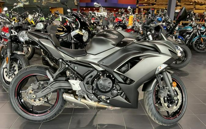 2022 Kawasaki Ninja® 650 Metallic Matte Graphenesteel Gray