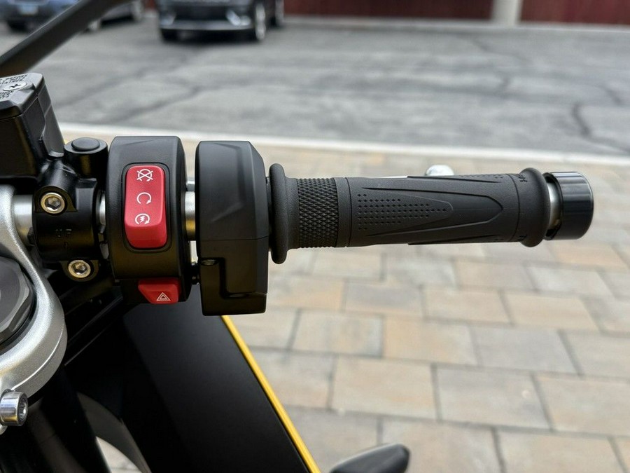 2026 Triumph Daytona 660 Cosmic Yellow / Sapphire Black