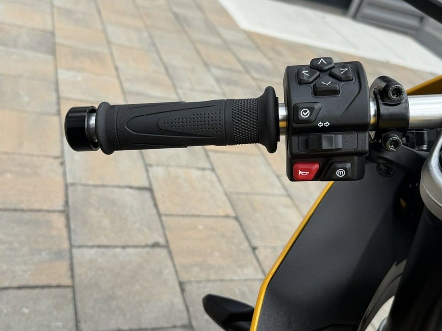 2026 Triumph Daytona 660 Cosmic Yellow / Sapphire Black