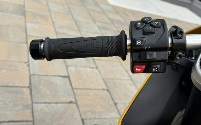 2026 Triumph Daytona 660 Cosmic Yellow / Sapphire Black