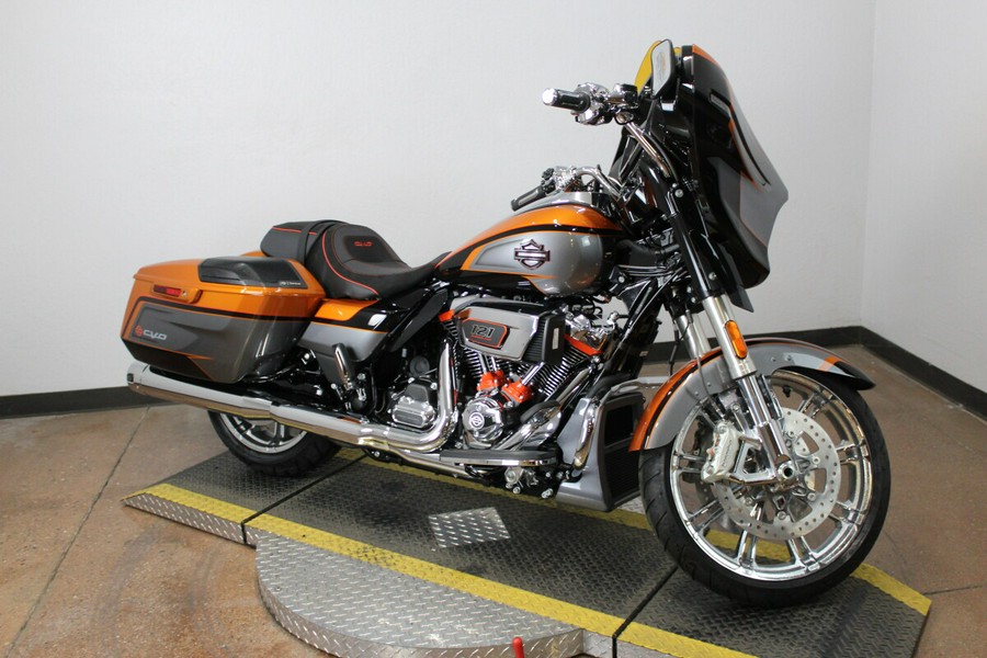 Harley-Davidson® CVO Street Glide 2026 Torched Orange CVO Tri-Tone