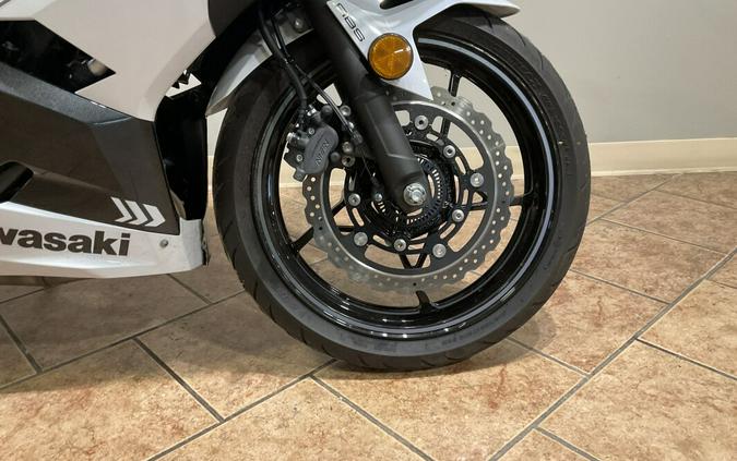 2023 Kawasaki Ninja® 400 Pearl Blizzard White/Metallic Carbon Gray