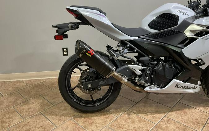2023 Kawasaki Ninja® 400 Pearl Blizzard White/Metallic Carbon Gray