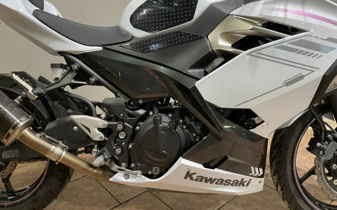 2023 Kawasaki Ninja® 400 Pearl Blizzard White/Metallic Carbon Gray