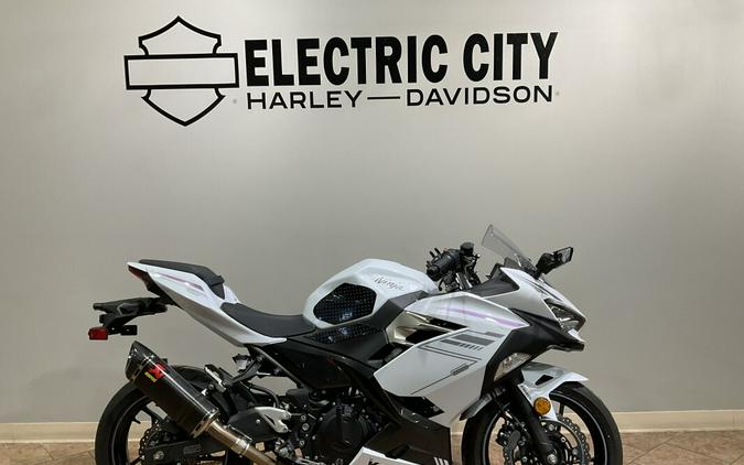 2023 Kawasaki Ninja® 400 Pearl Blizzard White/Metallic Carbon Gray