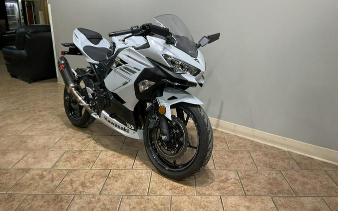 2023 Kawasaki Ninja® 400 Pearl Blizzard White/Metallic Carbon Gray
