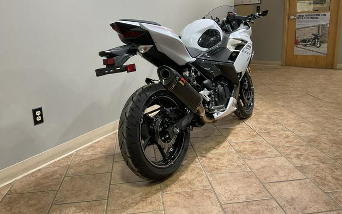 2023 Kawasaki Ninja® 400 Pearl Blizzard White/Metallic Carbon Gray