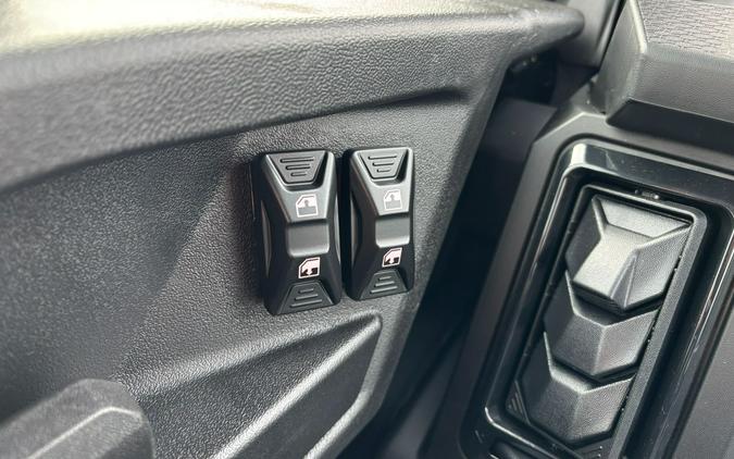 2026 Can-Am Defender XT CAB HD11