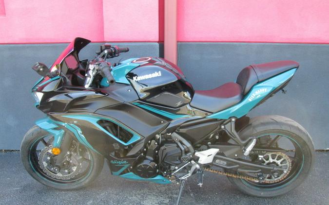 2021 Kawasaki Ninja® 650 ABS Metallic Spark Black/Pearl Nightshade Teal