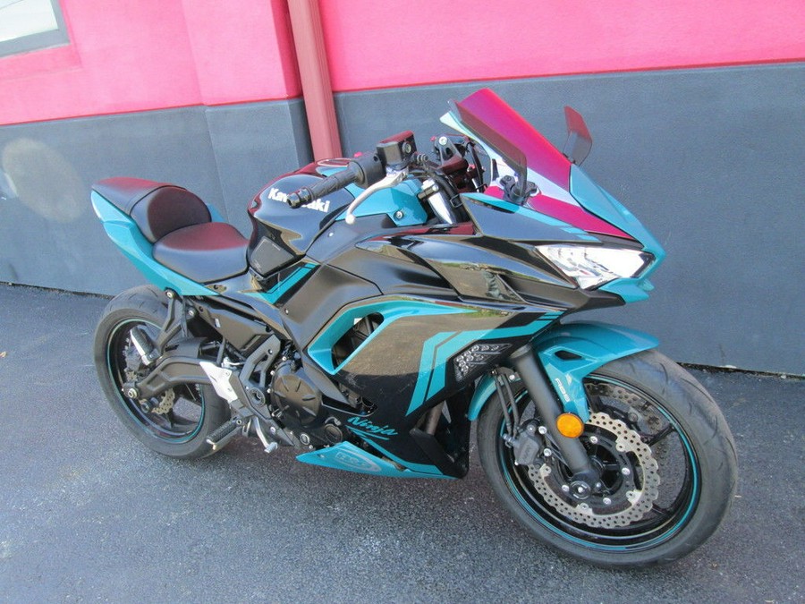 2021 Kawasaki Ninja® 650 ABS Metallic Spark Black/Pearl Nightshade Teal