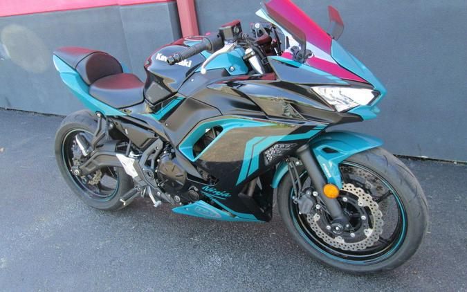 2021 Kawasaki Ninja® 650 ABS Metallic Spark Black/Pearl Nightshade Teal