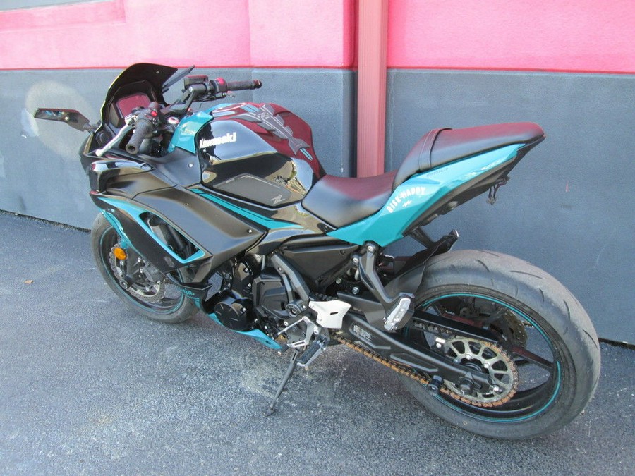 2021 Kawasaki Ninja® 650 ABS Metallic Spark Black/Pearl Nightshade Teal