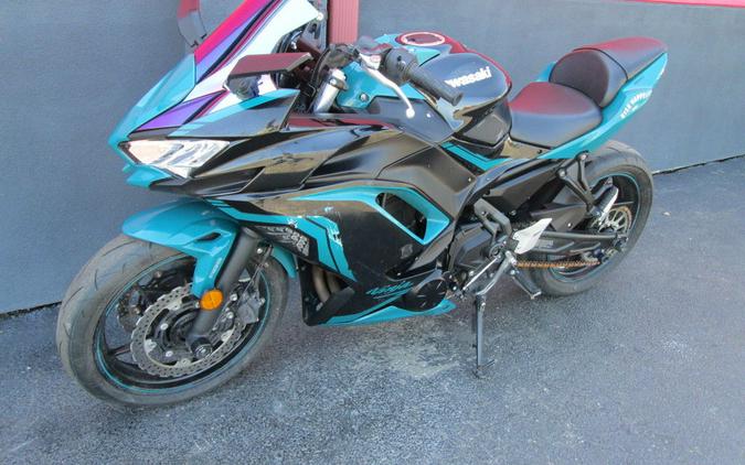 2021 Kawasaki Ninja® 650 ABS Metallic Spark Black/Pearl Nightshade Teal