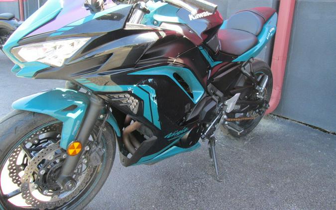 2021 Kawasaki Ninja® 650 ABS Metallic Spark Black/Pearl Nightshade Teal