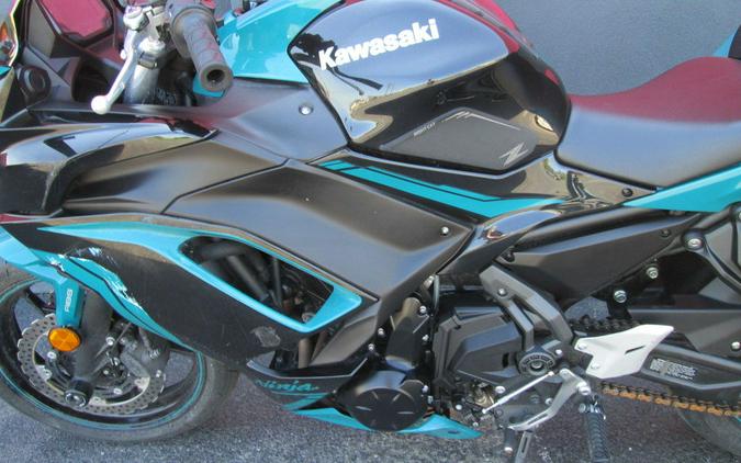 2021 Kawasaki Ninja® 650 ABS Metallic Spark Black/Pearl Nightshade Teal