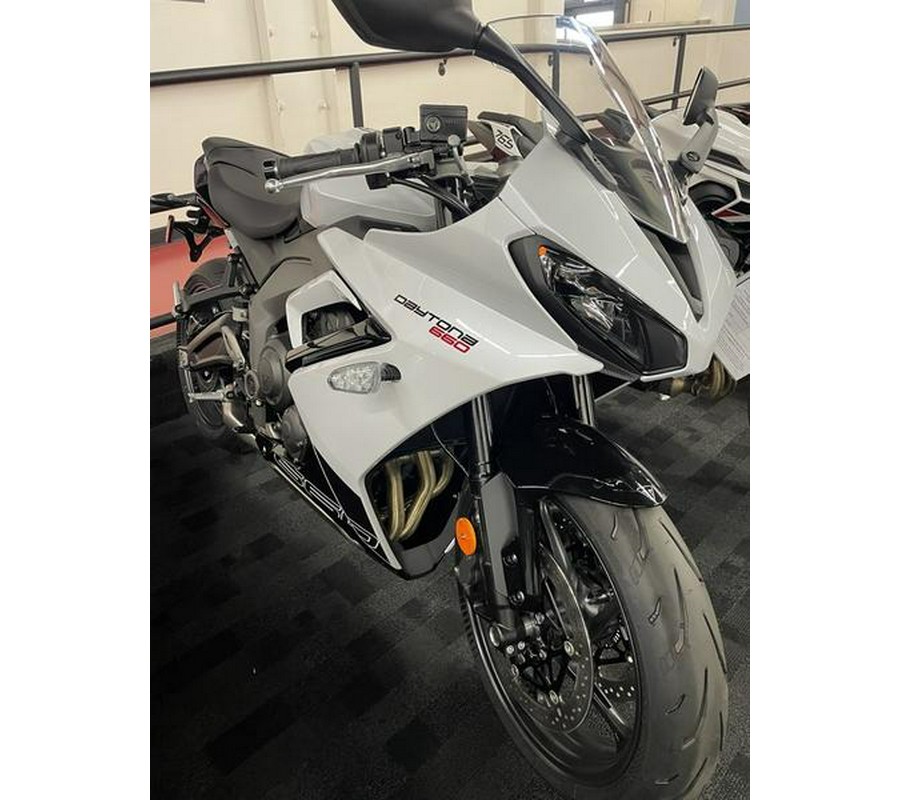 2025 Triumph Daytona 660 Snowdonia White/Sapphire Black