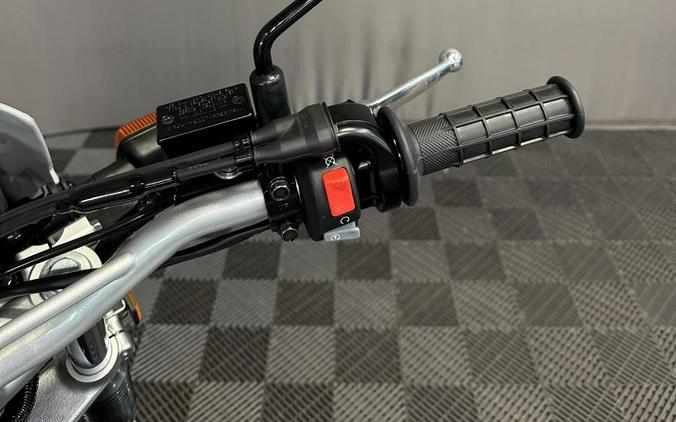 2027 YAMAHA TW 200 GALLANT GRAY