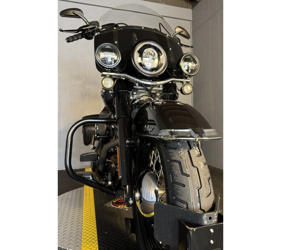 2018 Harley-Davidson Heritage Classic 114 FLHCS BLACK